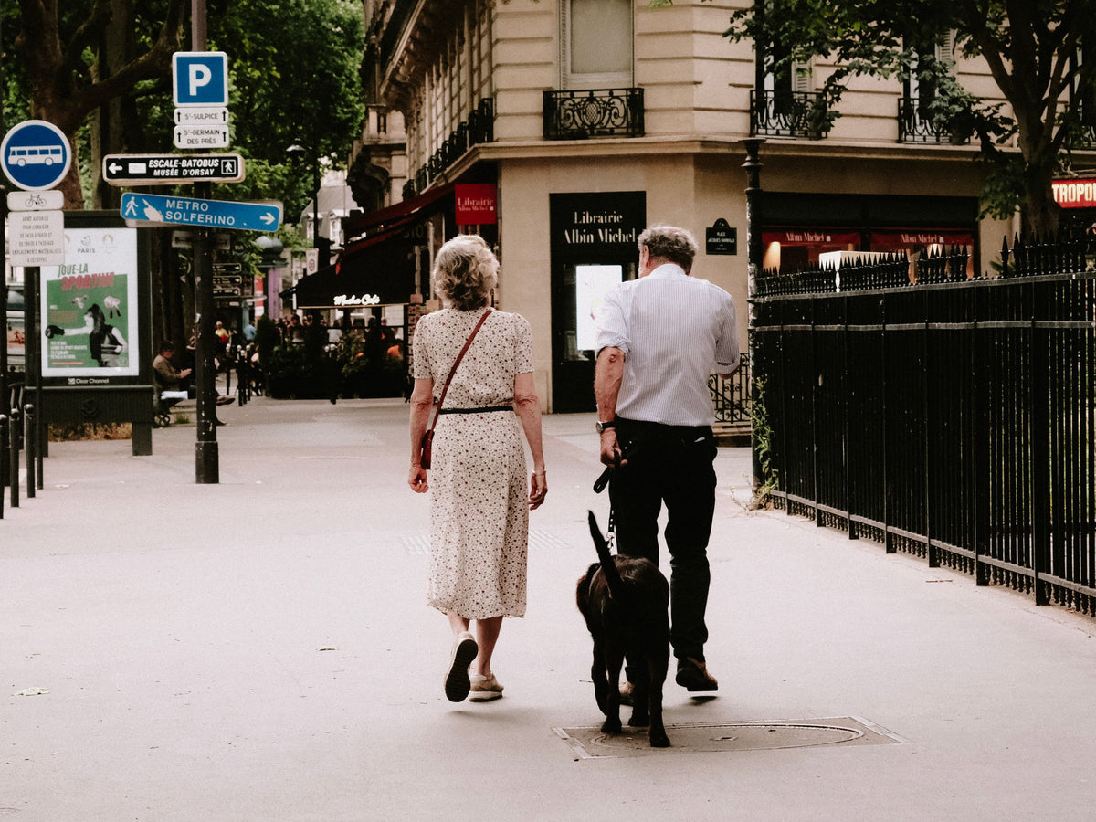 Couple promenant son chien à Paris