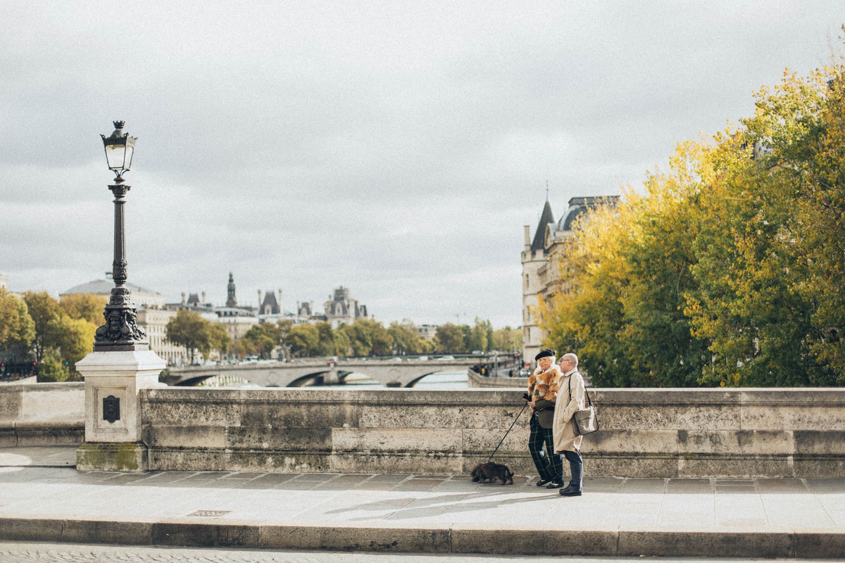 Couple et son chien sur un pont